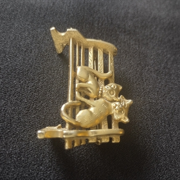 AJC signed Gold Cats on Bench Brooch - Picture 2 of 8
